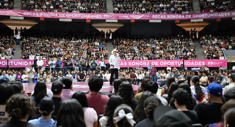Gobernador Durazo respalda el futuro de los jóvenes con más de 18 mil becas entregadas en Hermosillo