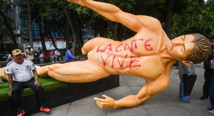 CNTE derriba estatuas del Mundial en Paseo de la Reforma
