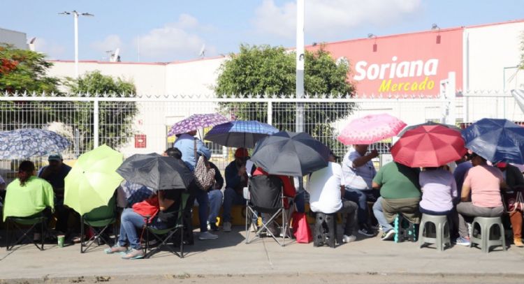 Maestros de Oaxaca toman plazas comerciales y supermercados