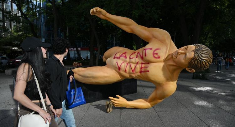 CNTE derriba estatuas del Mundial en Paseo de la Reforma