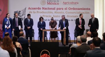 Sheinbaum firma acuerdo para bajar el precio del jitomate