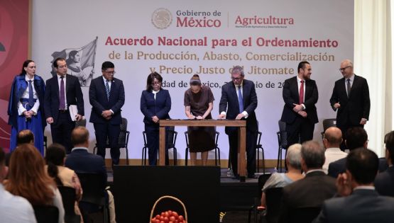 Sheinbaum firma acuerdo para bajar el precio del jitomate