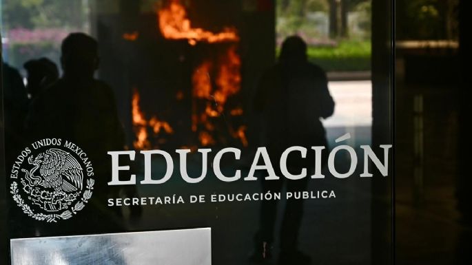 Encapuchados irrumpen con violencia en la SEP durante la protesta de la CNTE (Video)