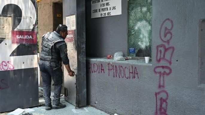 Encapuchados irrumpen con violencia en la SEP durante la protesta de la CNTE (Video)