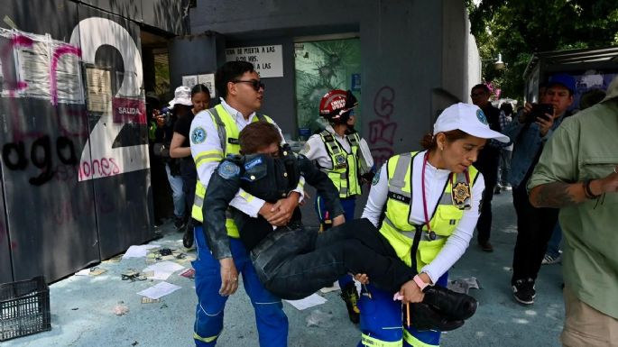 Encapuchados irrumpen con violencia en la SEP durante la protesta de la CNTE (Video)