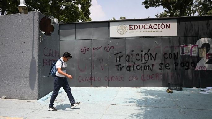 Encapuchados irrumpen con violencia en la SEP durante la protesta de la CNTE (Video)