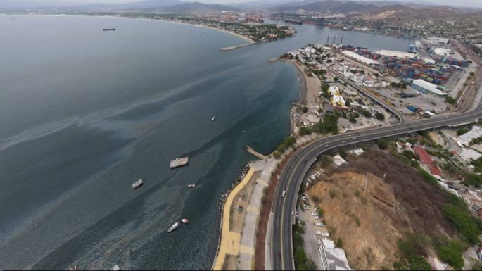 Pescadores denuncian derrame de hidrocarburos en el puerto de Manzanillo (Videos)