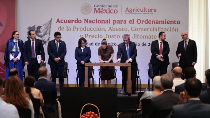 Sheinbaum firma acuerdo para bajar el precio del jitomate