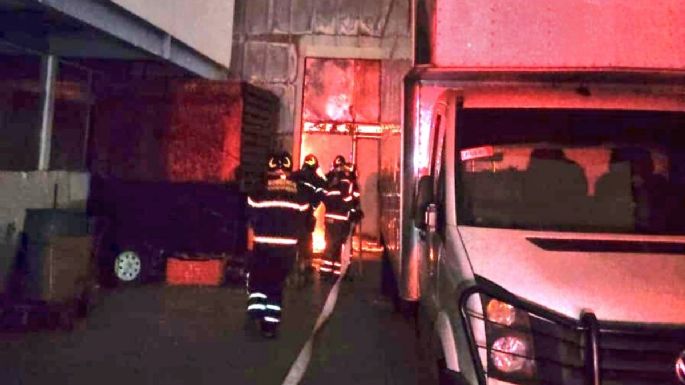 Combaten incendio en bodega contigua al Mercado de Jamaica (Video)