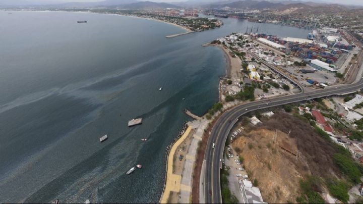 Pescadores denuncian derrame de hidrocarburos en el puerto de Manzanillo (Videos)