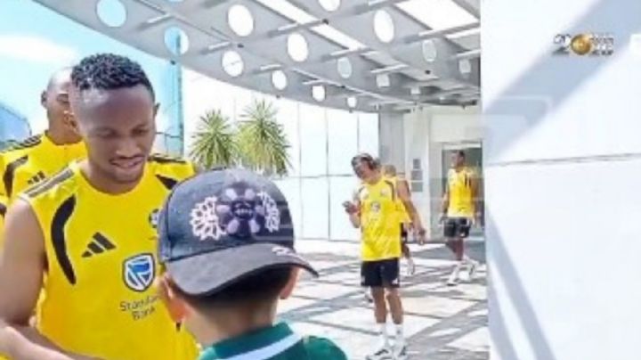 Niño mexicano fue por firmas al hotel de Sudáfrica y terminó posando con toda la selección (VIDEO)