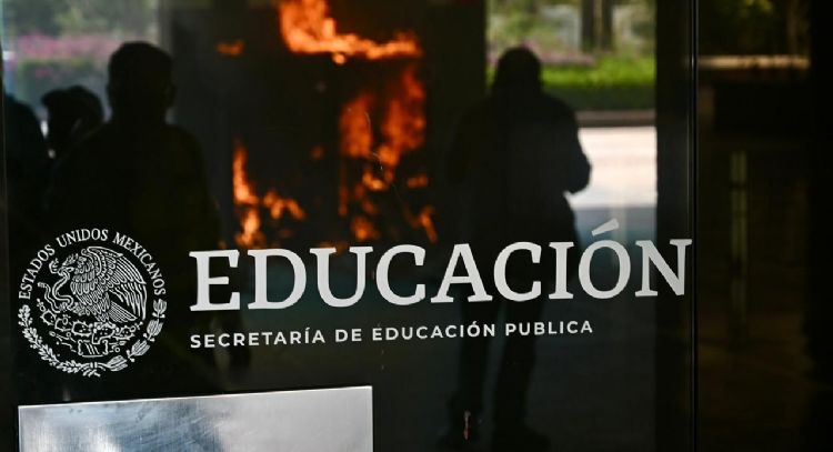 Encapuchados irrumpen con violencia en la SEP durante la protesta de la CNTE (Video)