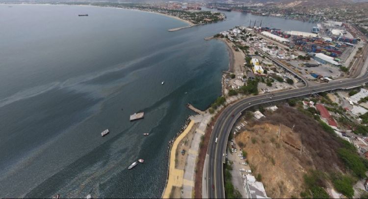 Pescadores denuncian derrame de hidrocarburos en el puerto de Manzanillo