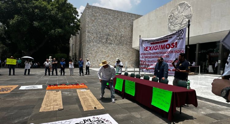 Sindicato del INAH protesta frente al Museo de Antropología por omisiones a derechos laborales