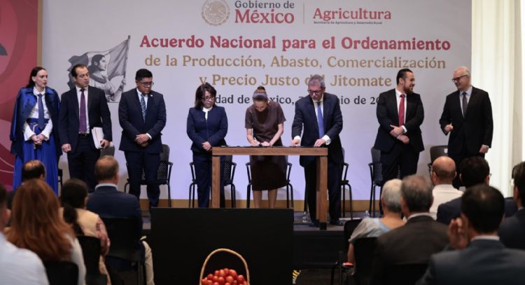 Sheinbaum firma acuerdo para bajar el precio del jitomate