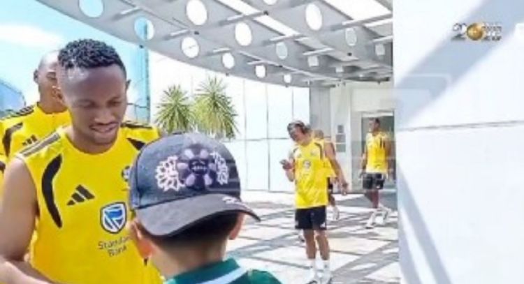 Niño mexicano fue por firmas al hotel de Sudáfrica y terminó posando con toda la selección (VIDEO)