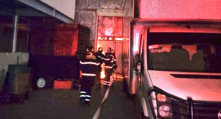 Combaten incendio en bodega contigua al Mercado de Jamaica (Video)