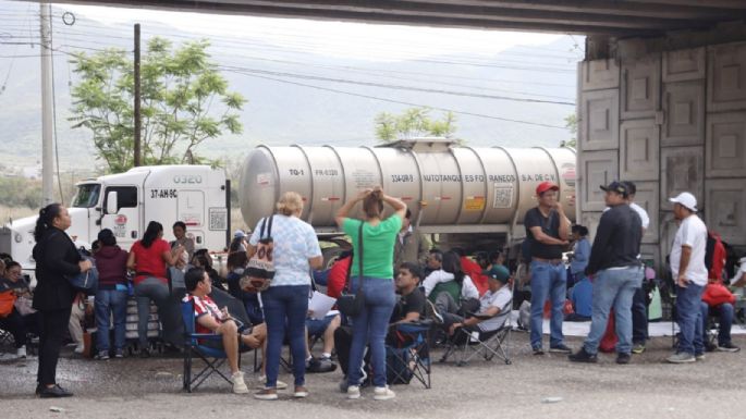 Maestros del SNTE-CNTE bloquean el aeropuerto y terminal de Pemex en Oaxaca