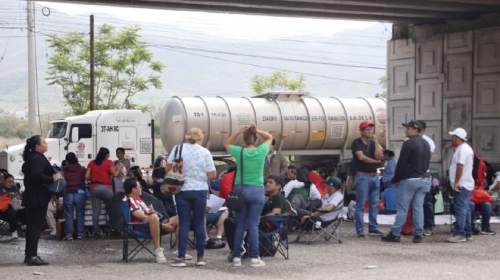 Maestros del SNTE-CNTE bloquean el aeropuerto y terminal de Pemex en Oaxaca