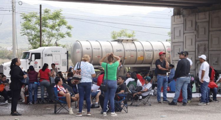 Maestros del SNTE-CNTE bloquean el aeropuerto y terminal de Pemex en Oaxaca