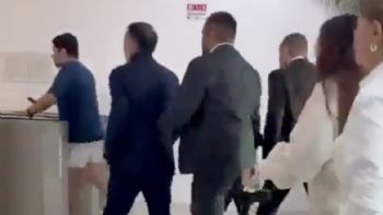 Alcalde de Metepec irrumpe en un club junto con sujetos armados (Videos)