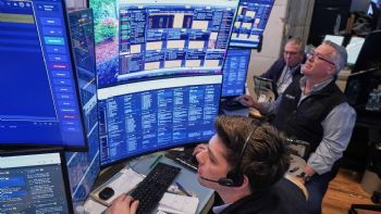 Caen acciones en Wall Street; S&P 500 baja 2.6% tras un informe de empleo sólido
