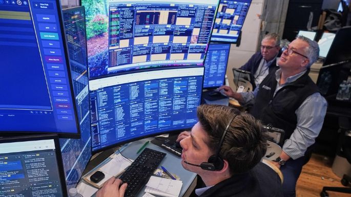 Caen acciones en Wall Street; S&P 500 baja 2.6% tras un informe de empleo sólido