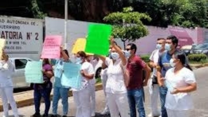 Protestan trabajadores de Hospital del ISSSTE en Pachuca por falta de pagos; policía los repliega