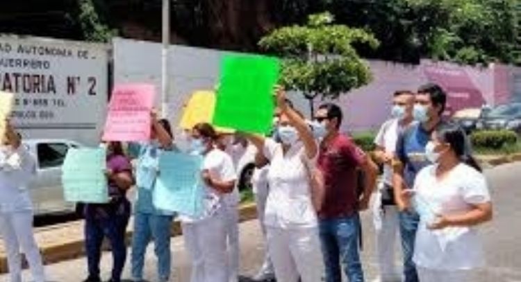 Protestan trabajadores de Hospital del ISSSTE en Pachuca por falta de pagos; policía los repliega