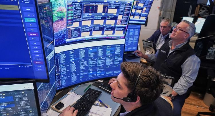 Caen acciones en Wall Street; S&P 500 baja 2.6% tras un informe de empleo sólido