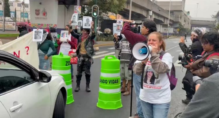 Familiares de desaparecidos bloquean Viaducto y reclaman a Brugada en evento del Mundial
