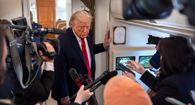Donald Trump respalda a dueños de equipos en Grandes Ligas para fijar tope salarial