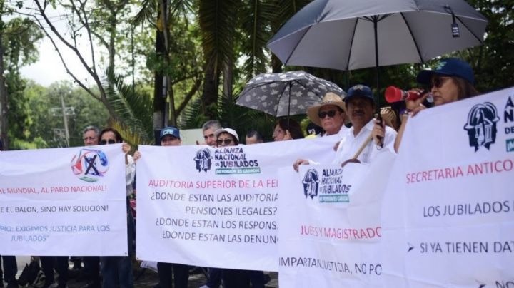 Maestros y jubilados reciben a Sheinbaum con protestas en Xalapa