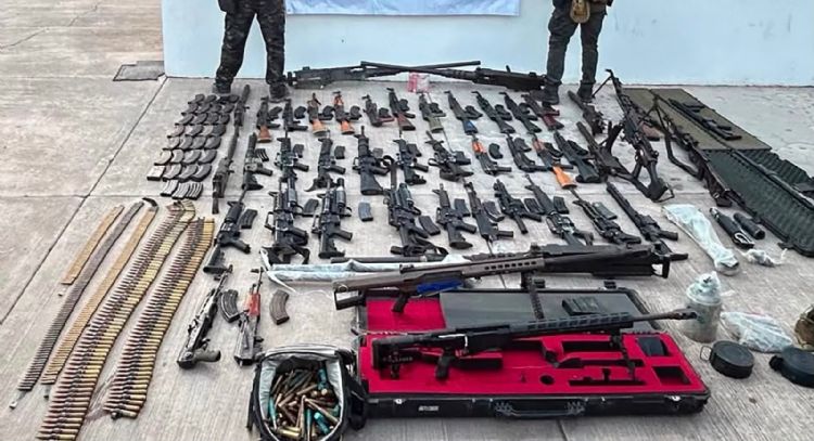 Aseguran vehículo con 50 armas, cartuchos y cargadores en Badiraguato