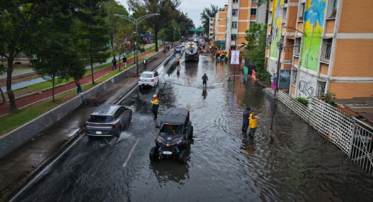 Megafuga en Iztapalapa provoca desperdicio de miles de litros de agua potable