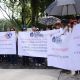 Maestros y jubilados reciben a Sheinbaum con protestas en Xalapa