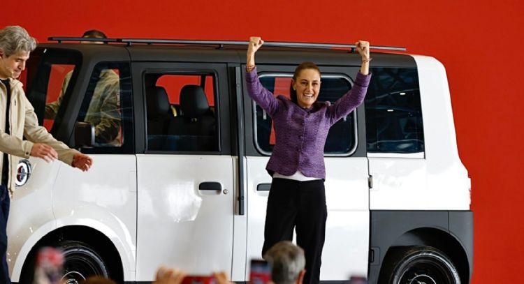 “Misión cumplida”: Sheinbaum presenta “Olinia”, el primer auto eléctrico mexicano (Video)