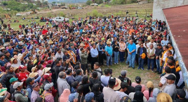 Pobladores de Atlixtac retienen a funcionarios y obligan al gobierno a construir hospital