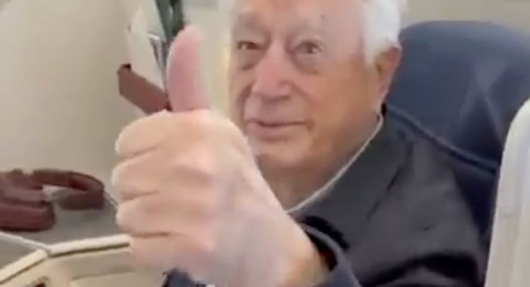 Increpan a Bartlett en vuelo a España: “viajar tan lejos y tan cómodo en primera clase” (Video)