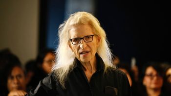 Annie Leibovitz planea retratar a Claudia Sheinbaum en 2027; inaugura exposición en México
