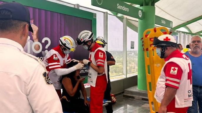 Arrojan a una mujer a los vagones del Metro de Monterrey; policías evitan linchamiento del agresor