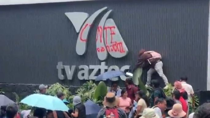 Integrantes de la CNTE se manifiestan frente a TV Azteca en Periférico Sur