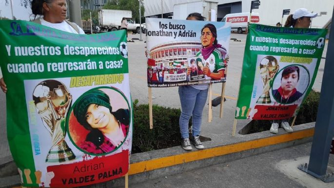 Gobierno de Puebla obstruye a familiares de desaparecidos que se manifiestan en el España-Perú