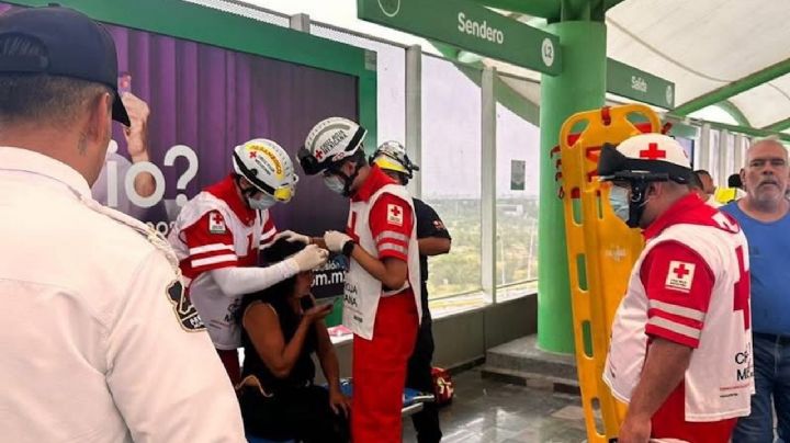 Arrojan a una mujer a los vagones del Metro de Monterrey; policías evitan linchamiento del agresor