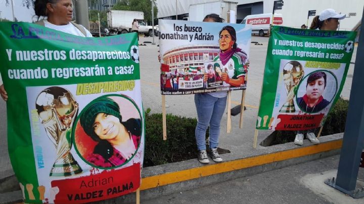 Gobierno de Puebla obstruye a familiares de desaparecidos que se manifiestan en el España-Perú
