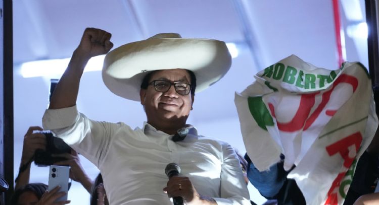 El izquierdista Roberto Sánchez se pone al frente de la elección presidencial en Perú