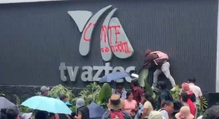 Integrantes de la CNTE se manifiestan frente a TV Azteca en Periférico Sur