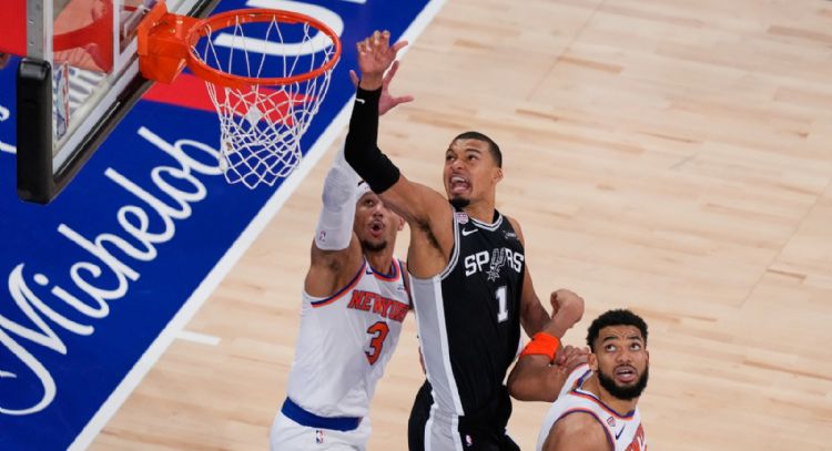 Wembanyama y Spurs pegan a domicilio y reducen la ventaja de Knicks 2-1 en las finales de la NBA