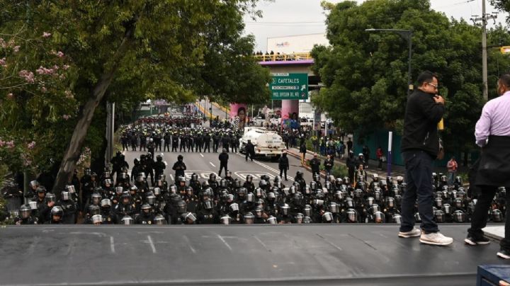Cientos de policías frenan marcha de la CNTE al Estadio Ciudad de México (Videos)