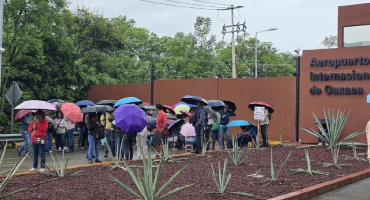 Sección 22 del SNTE-CNTE mantiene el bloqueo en el Aeropuerto Internacional de Oaxaca